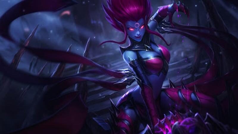 Evelynn đang tấn công kẻ địch với kỹ năng cuối